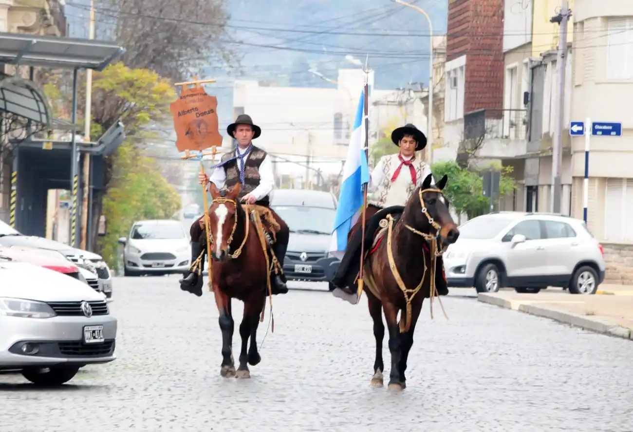 A caballo y con la bandera en alto, el homenaje de la agrupación Alberto Danza