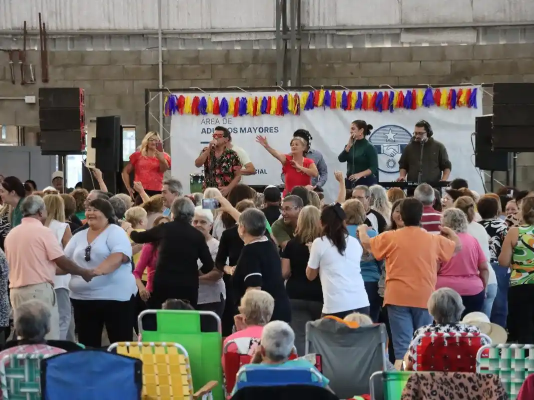 Más de 400 adultos mayores participaron de una jornada social en el Polideportivo Norte