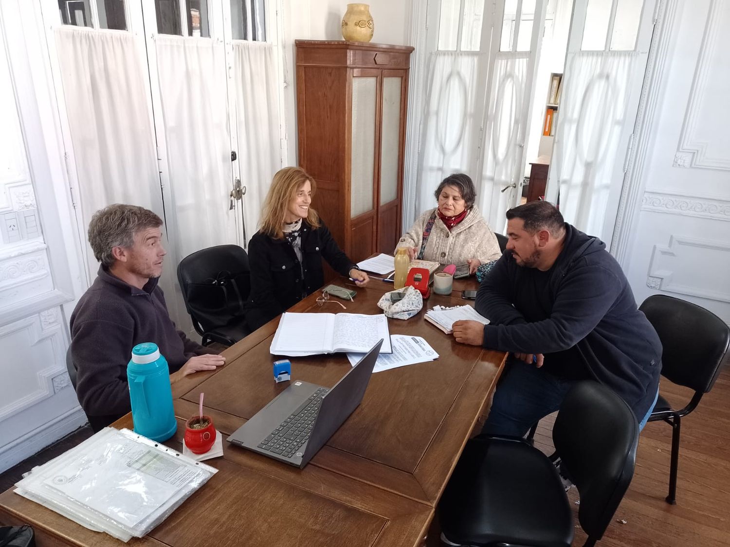 De der. a izq.: Ezequiel Morales prestador del servicio; Rosario Mendoza, Directora de EP 28; Julieta Santos, Directora de ES 12 y Juan Ignacio Roché, Consejero Escolar.