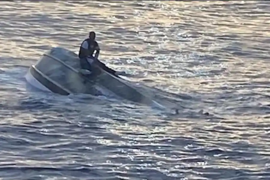 Milagro : sobrevivió 20 horas en el mar aferrándose a los restos del bote en el que viajaba