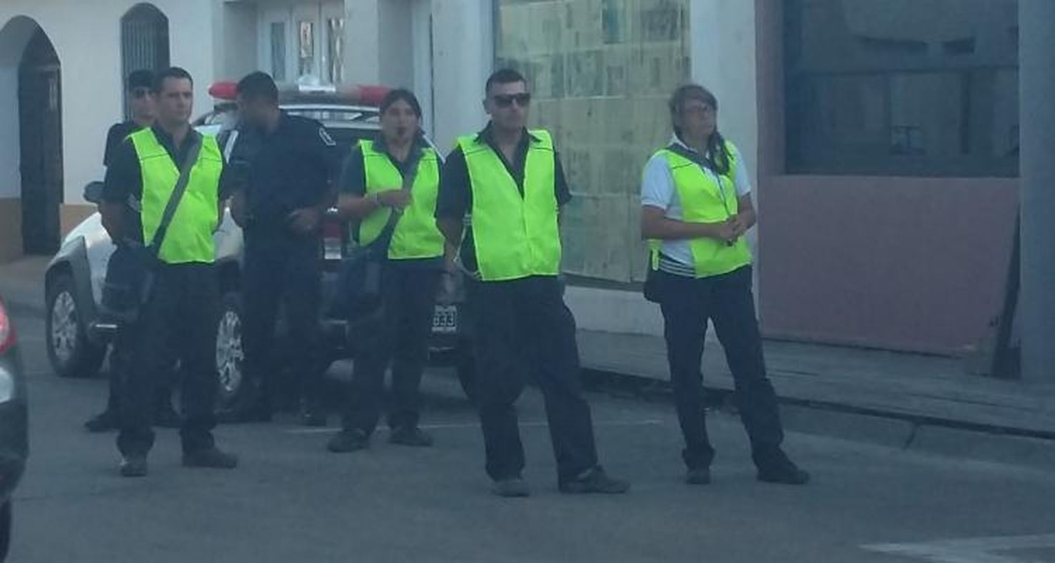 Intentaron esquivar un control de tránsito y se accidentaron