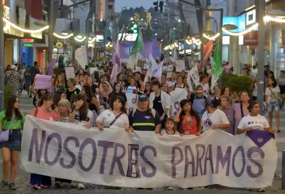 Cientos de mujeres coparon el centro de la ciudad en una nueva marcha por el 8m