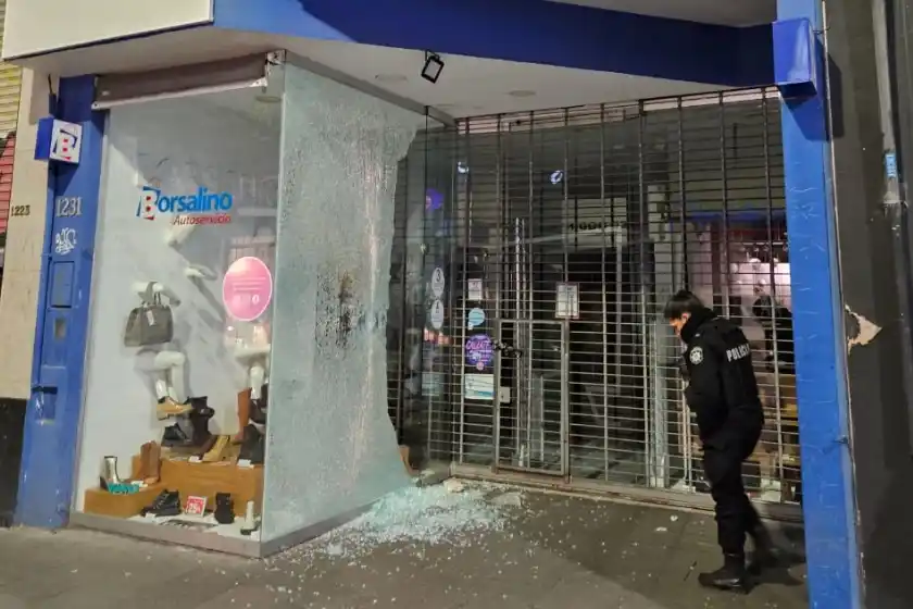 Rompieron la vidriera de una zapatería del microcentro: investigan si se trató de un intento de robo