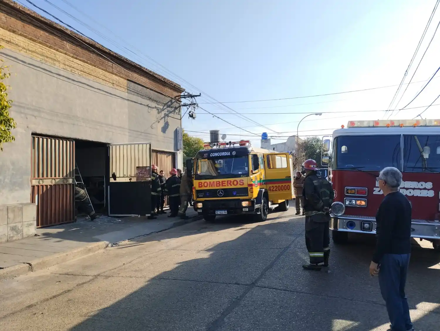 Bomberos rescataron a un obrero que quedó atrapado tras el derrumbe de una viga en una obra en construcción