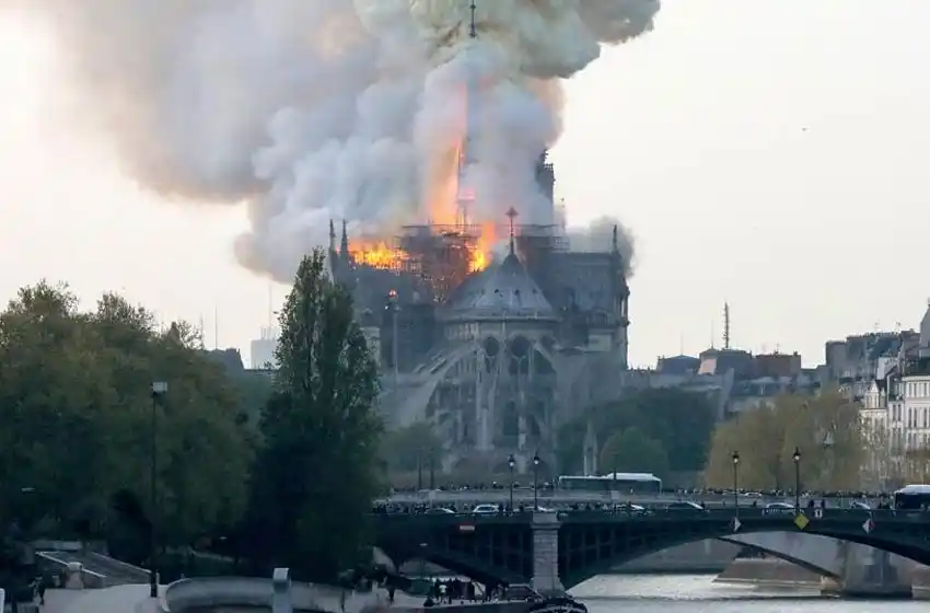 Feroz incendio en la catedral Notre Dame de París