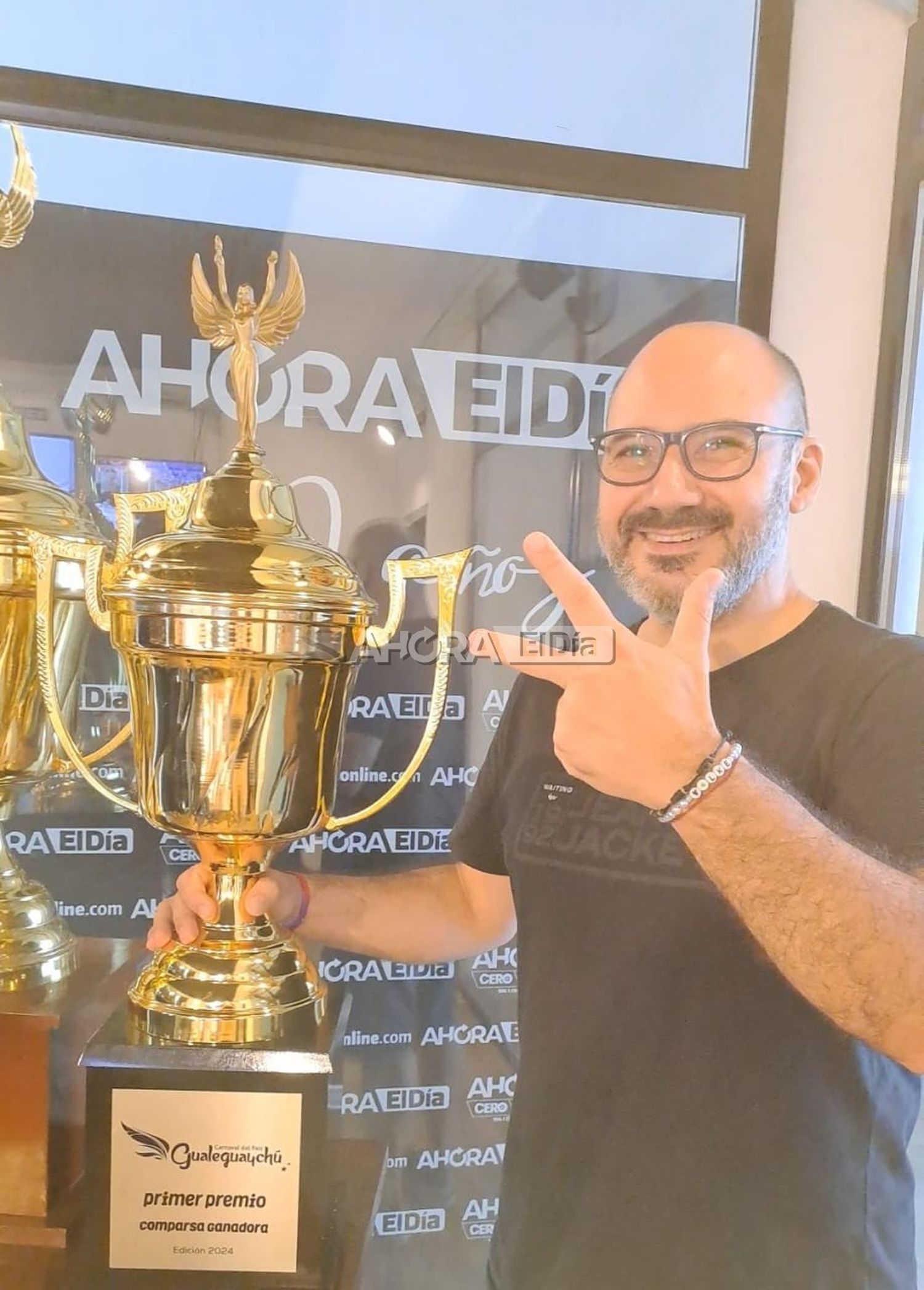 Juane Villagra, director de la comparsa Papelitos, con la copa de este año.