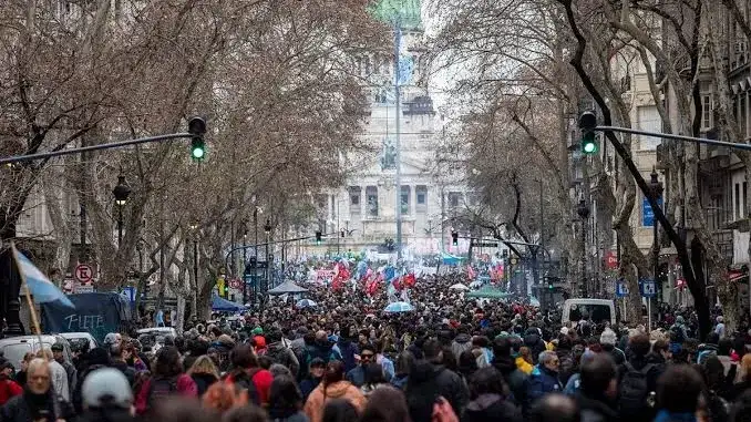La oposición cuestionó a la Corte por el fallo que dejó sin límites la venta de tierras y llamó a otra movilización