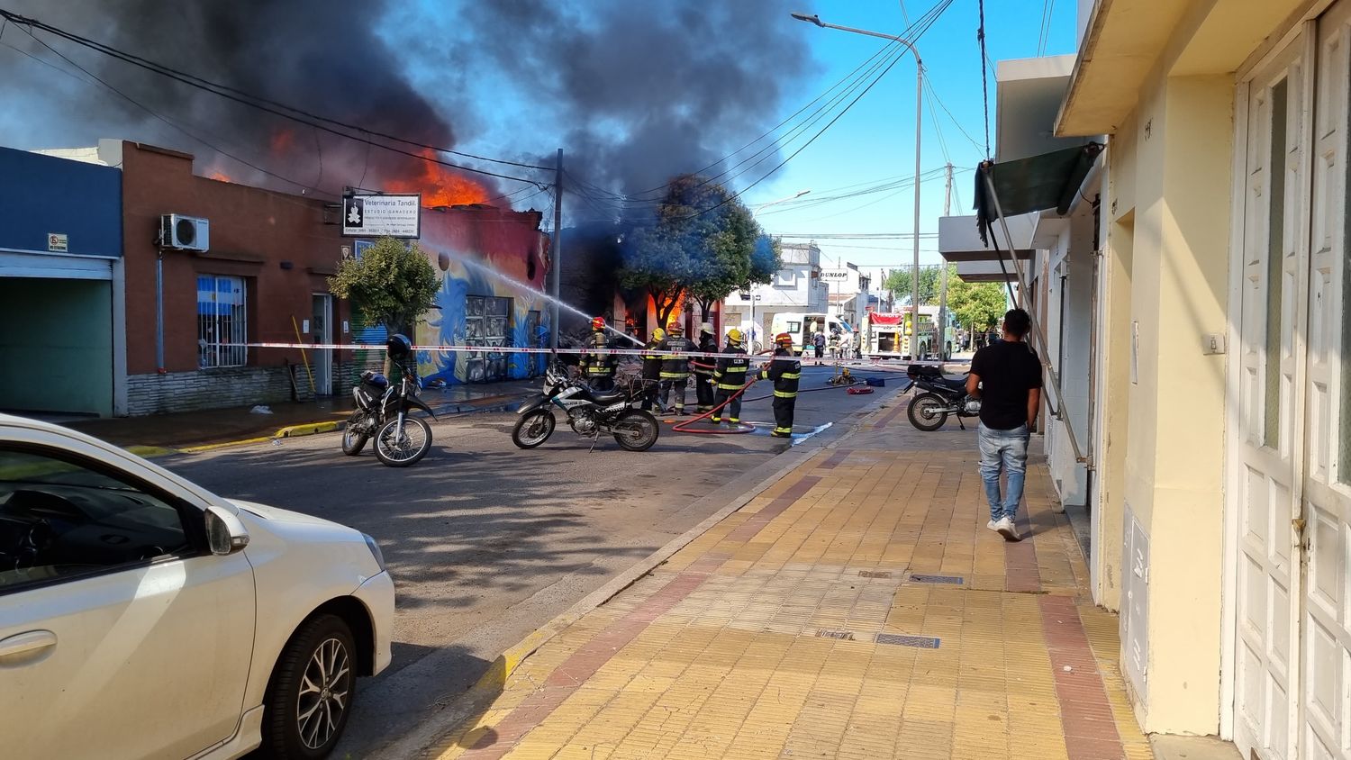 Impresionante incendio con grandes daños materiales en el centro de Tandil