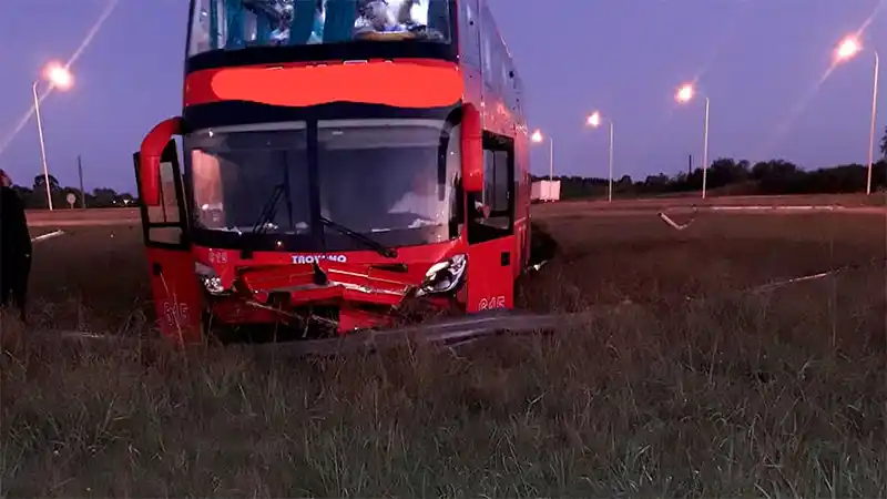 Despistó un colectivo en Ruta 14: cinco pasajeros fueron hospitalizados
