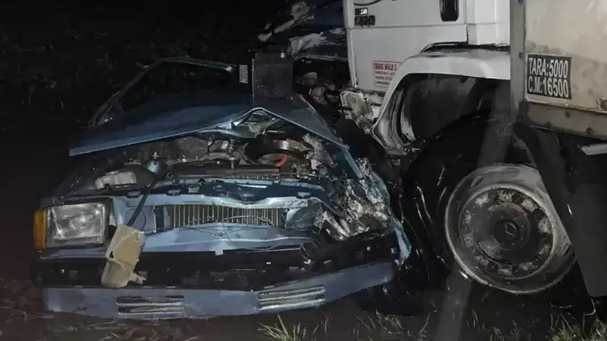 El automóvil quedó prácticamente destruido.