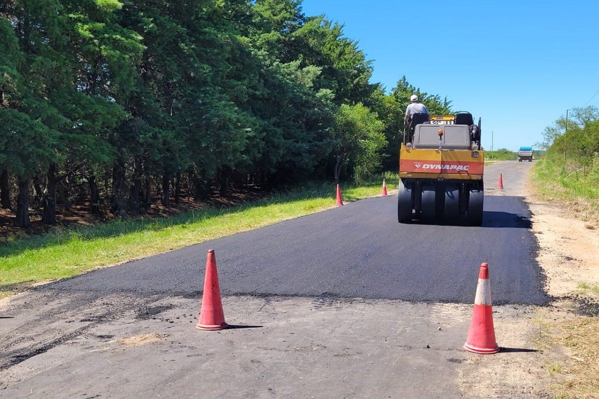 Realizan obras de bacheo en el camino a Ñandubaysal