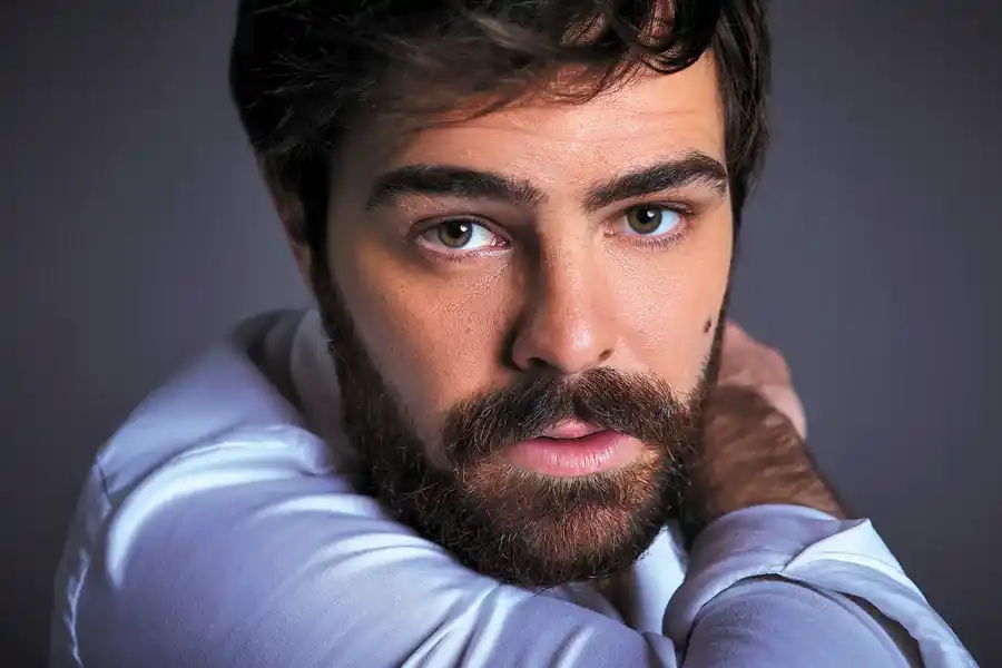 Peter Lanzani debuta como director y protagonista en la biopic de una leyenda del rock argentino