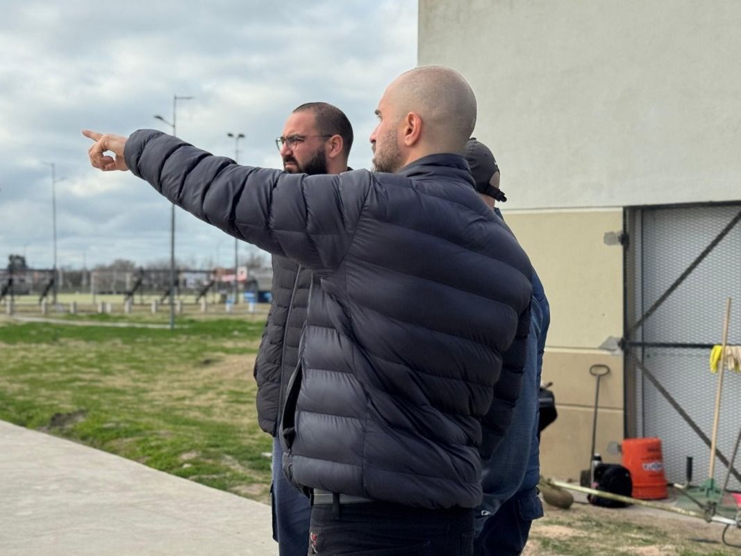 El director de Deportes, Raymundo Legaria, y su par uruguayo Belbei durante la recorrida por el Polideportivo Norte.