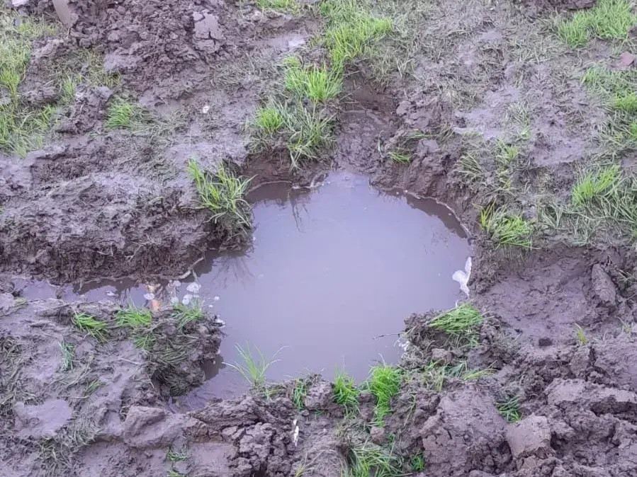 Caño roto en Honorio Pueyrredón: hace un mes que esta perdiendo agua