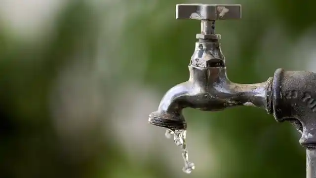 El servicio de agua está restringido por pruebas en la toma de agua