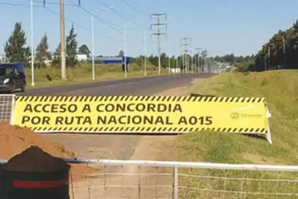 El único acceso y egreso  a Concordia es la 015