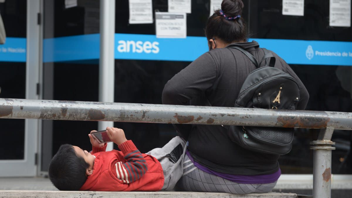 AUH de Anses: cambia un requisito para no suspender el cobro, ¿a quiénes afecta?