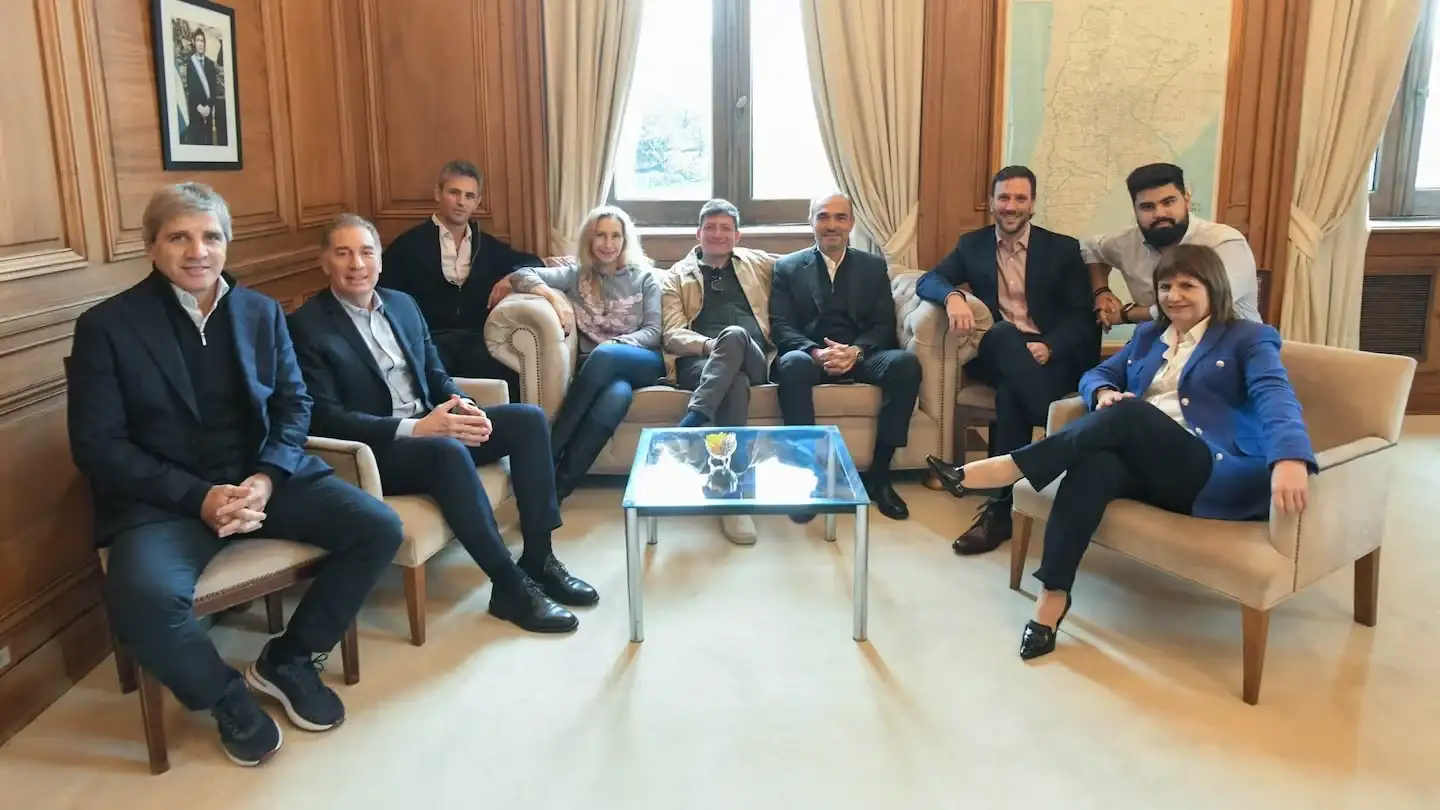 El Gobierno reunió a la mesa política tras el revés en el Senado con la Ley de Tierras: participó el ministro Sturzenegger
