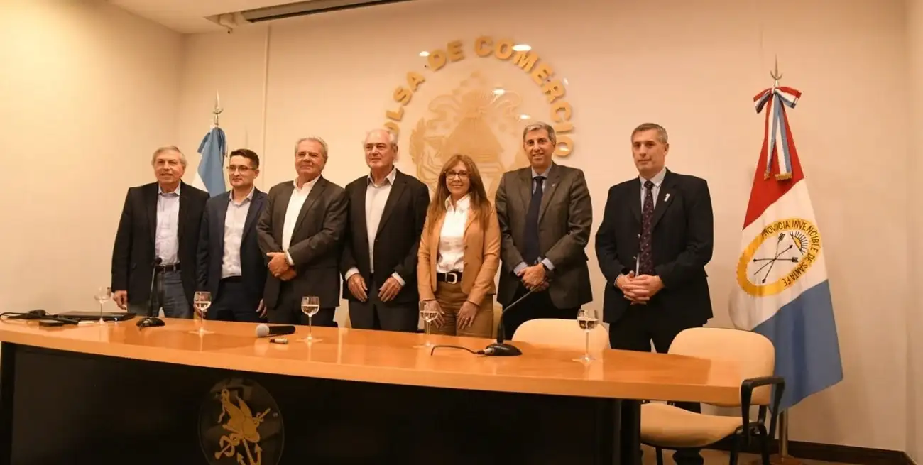 La presentación realizada en la Bolsa de Comercio de Santa Fe. En la imagen, Massei, Ferraro, Busso, Benedetti, Giaccone, Durando y Olivares. Crédito: Manuel Fabatía