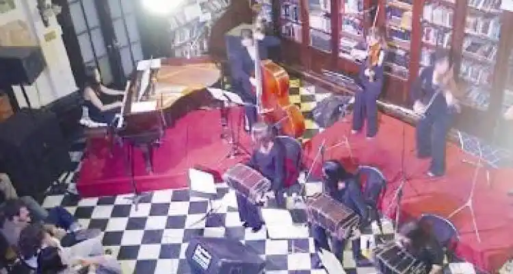 Impecable actuación de “Fleurs Noires” en la Biblioteca Popular