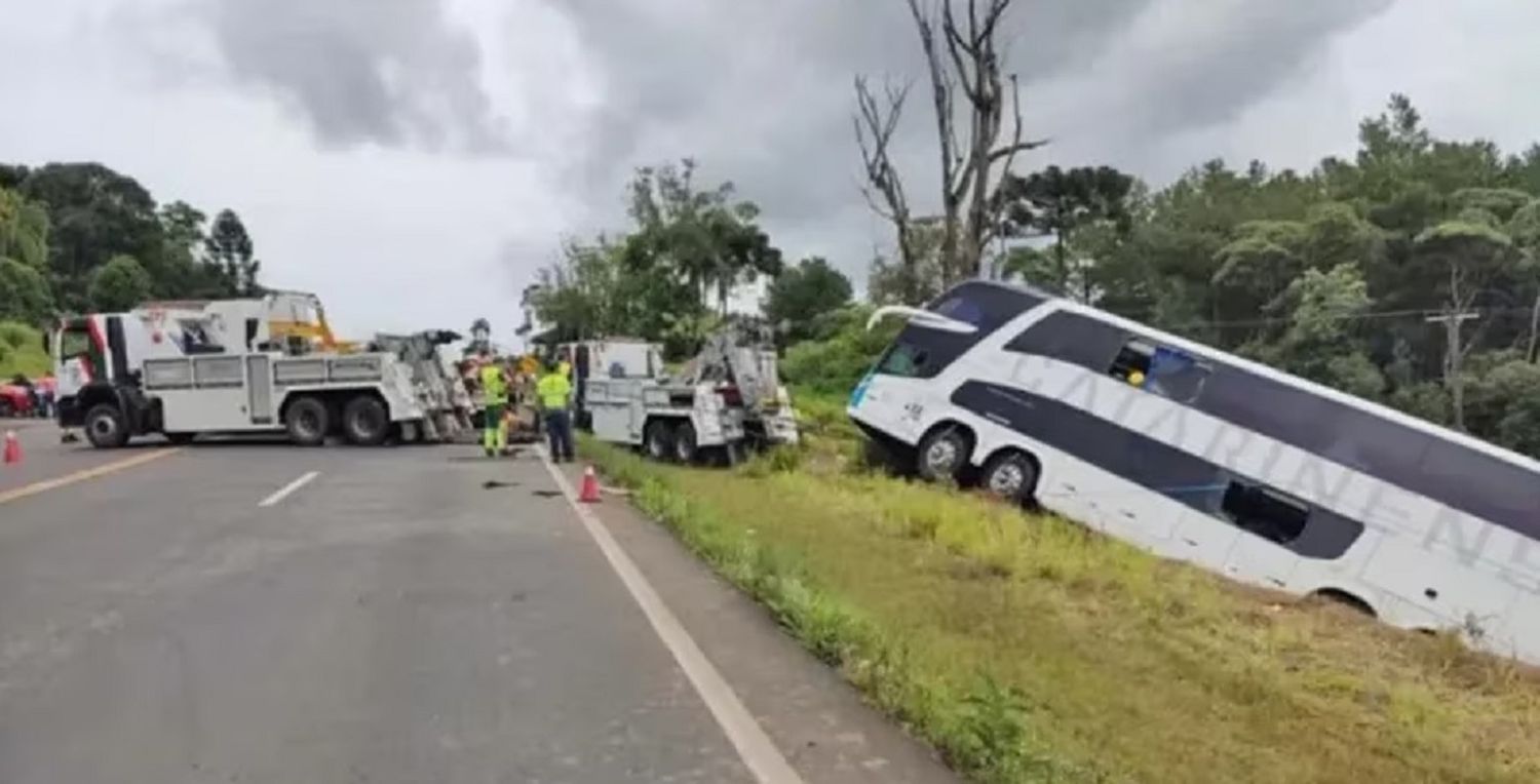 Tragedia en Brasil: una mujer argentina y su hijo murieron tras volcar un colectivo en una ruta