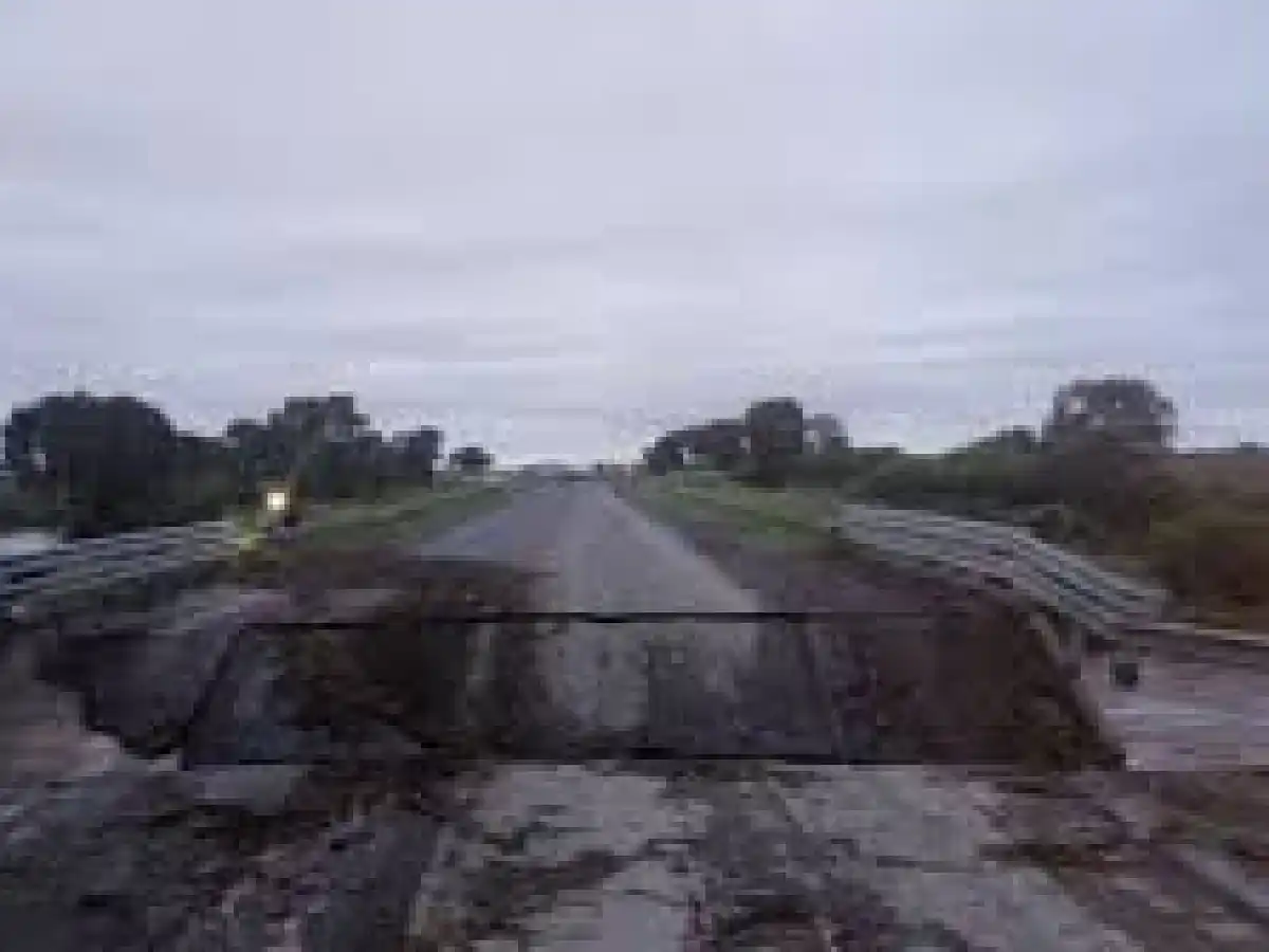 [Video] Se derrumbó un puente en Santiago del Estero