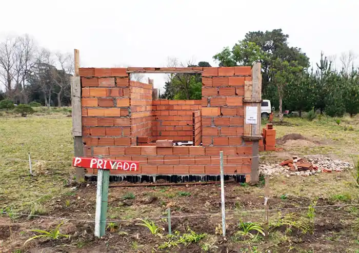 Alarma a vecinos el alambrado de terrenos en una zona de la Villa