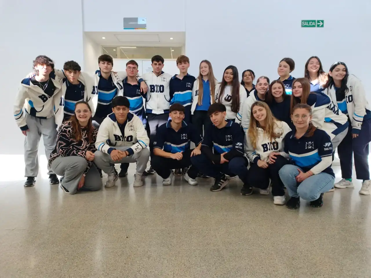 Estudiantes de sexto año junto a las docentes que acompañan el desarrollo del proyecto.