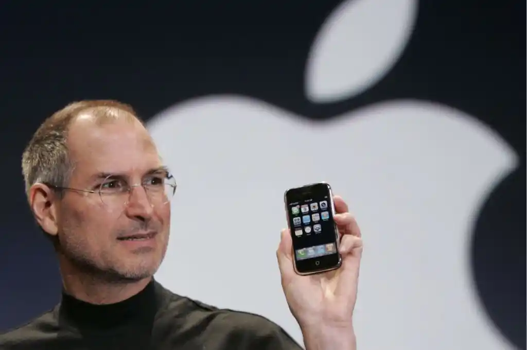 Steve Jobs, cofundador de Apple, en el lanzamiento del iPhone subastado.