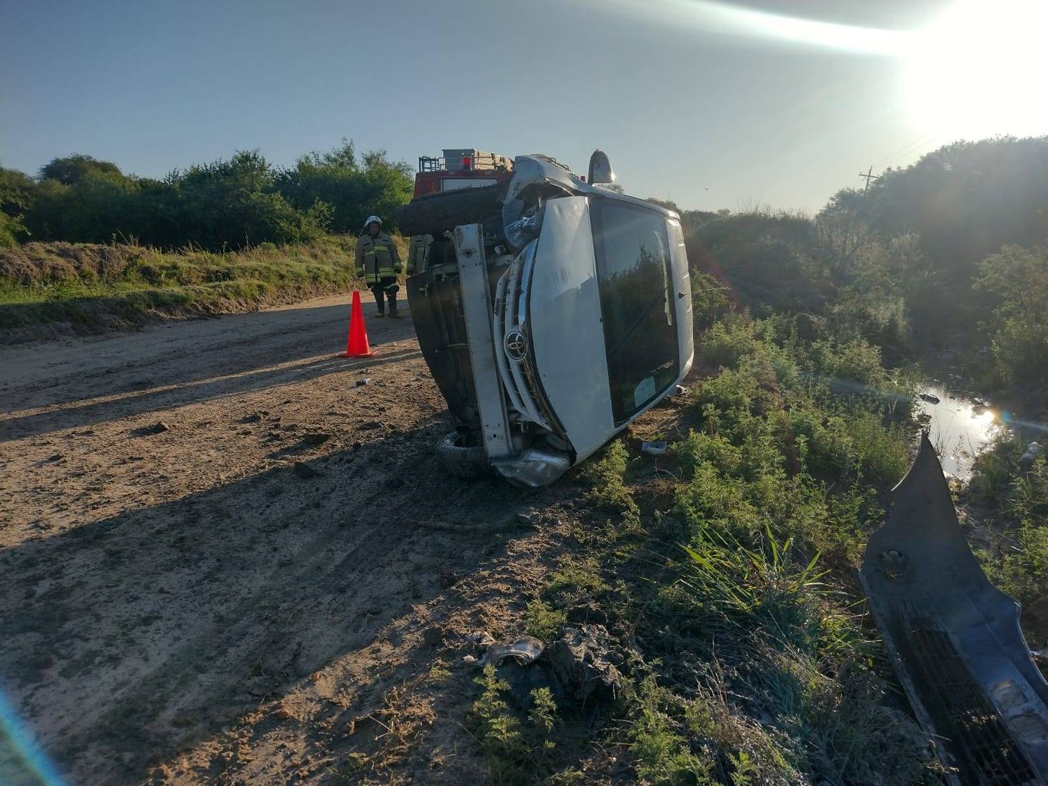 Un auto despistó y terminó volcando en el camino vecinal a Ñancay