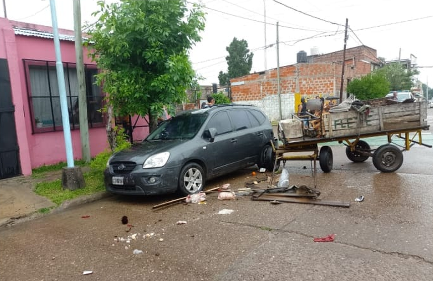 Siniestro vial sin lesionados entre auto estacionado y carro de tracción a sangre