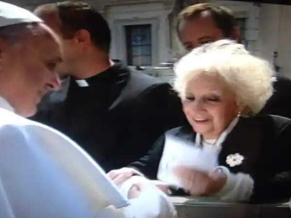 Francisco saludó a Estela de Carlotto en el Vaticano 