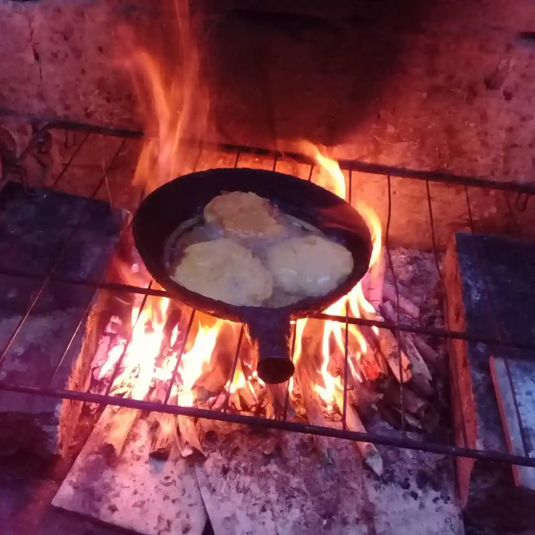 Detienen a una mujer por quemar con leña a su hijo