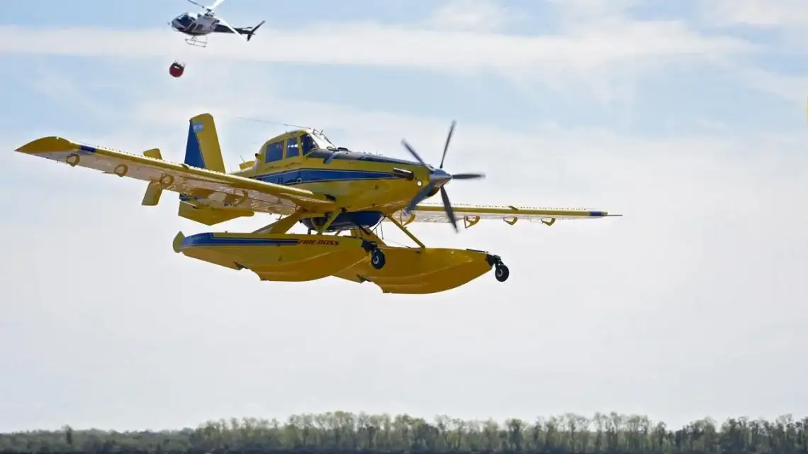 Frente a la costa de Rosario, las aeronaves cargaron y lanzaron agua para comprobar su capacidad operativa y la respuesta conjunta de las tripulaciones.