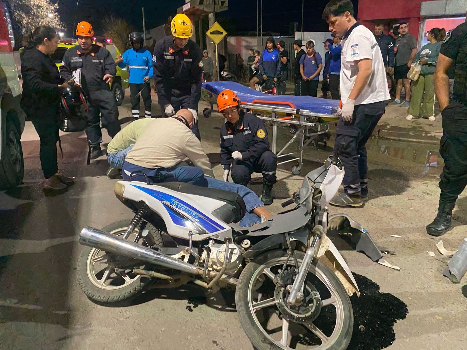 Motociclista herida al chocar contra un auto en avenida Eva Perón