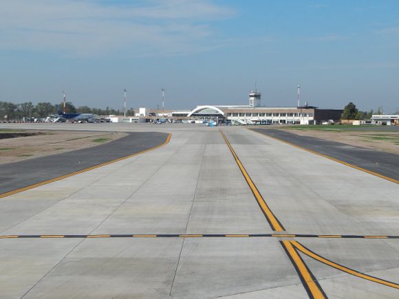 El aeropuerto de Rosario recibió su nuevo sistema de iluminación de aproximación