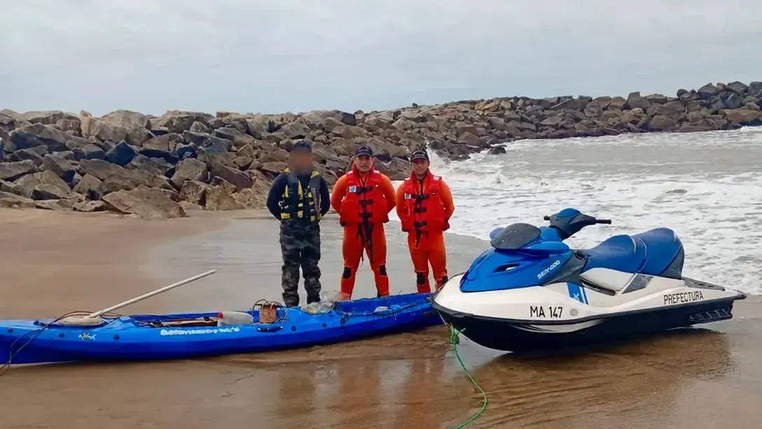 Miramar: Prefectura rescató a un kayakista de 33 años que quedó varado a 300 metros de la costa al romperse su remo