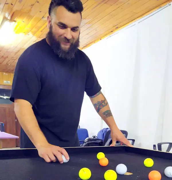 Un “billar de mano” nacido  en Necochea busca jugadores