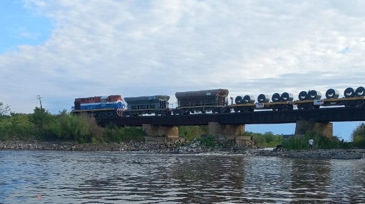 El Gobierno dijo que hará "intervenciones" sobre los puentes afectados por las inundaciones del temporal. Foto: Grupo Renacimiento del arroyo El Tala.