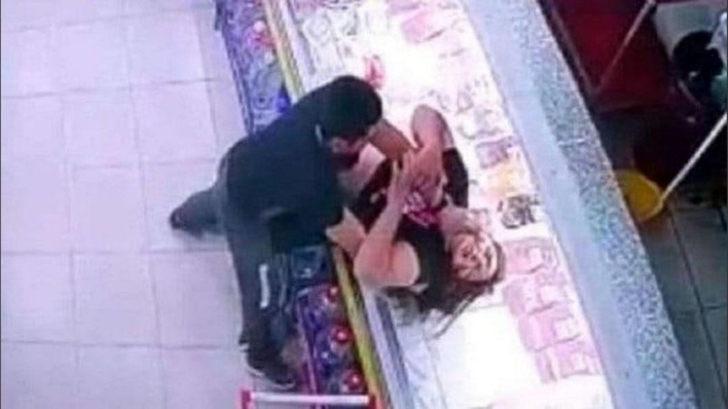 Video: Ahorcó a su compañera de trabajo porque no le gustó la música que había puesto