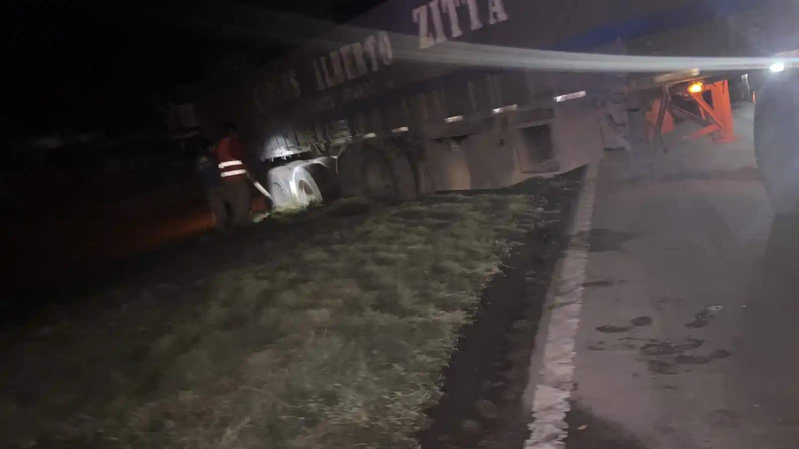 Tras una compleja maniobra, un camión quedó cruzado y cortó el tránsito en Ruta 39