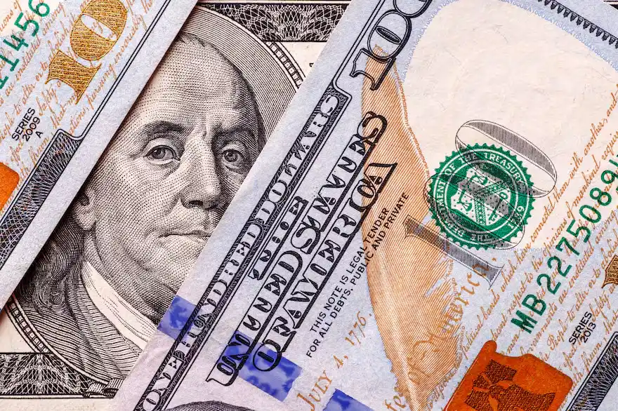 En el tercer día de las bandas, el dólar se desplomó y Milei reafirmó que no comprará hasta que caída a $1.000