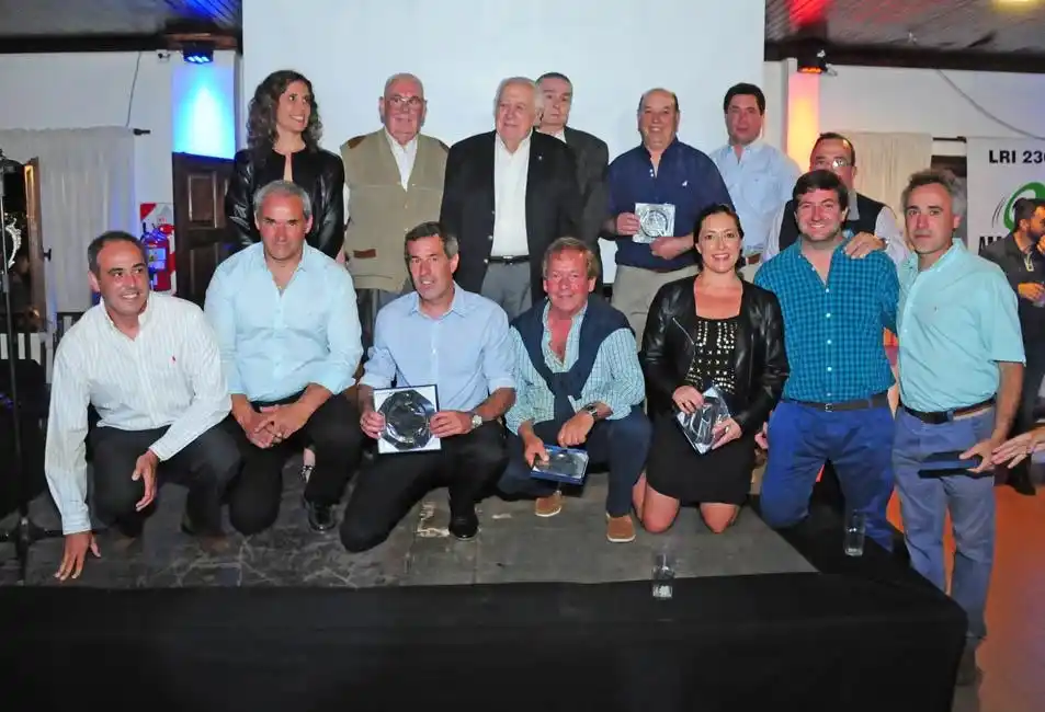 Cena show y distinciones  en el aniversario de TAC