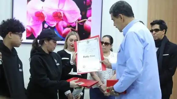 Maduro otorga nacionalidad venezolana post-mortem al merenguero dominicano Rubby Pérez