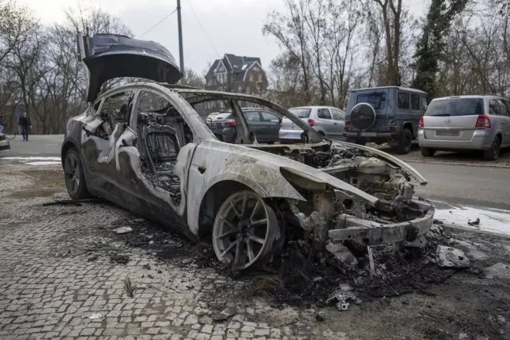 Así quedó un Tesla quemado en la manifestación