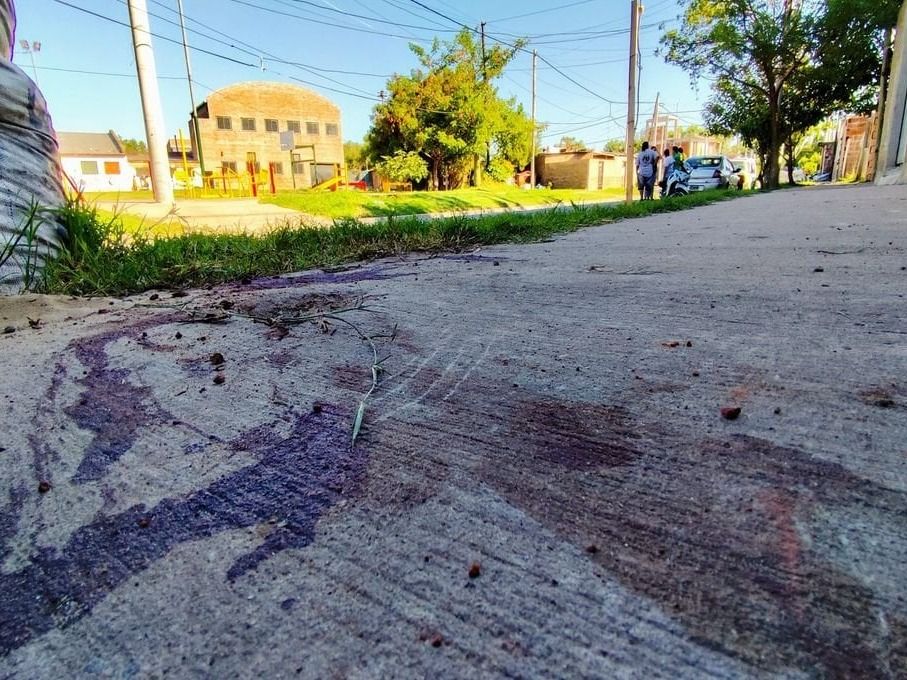 Restos de sangre en el lugar tras los disparos. Foto: Marcelo Manera.