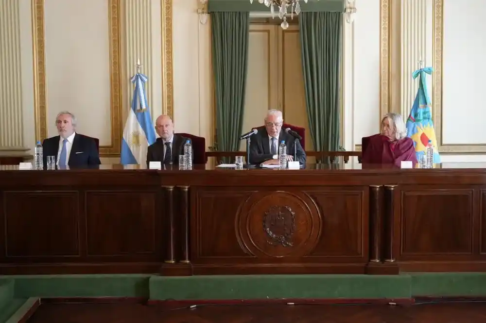 Sergio Torres junto a los cortesanos Hilda Kogan y Daniel Soria, y el procurador general Julio Conte Grand durante la presentación de la Corte por la autarquía.