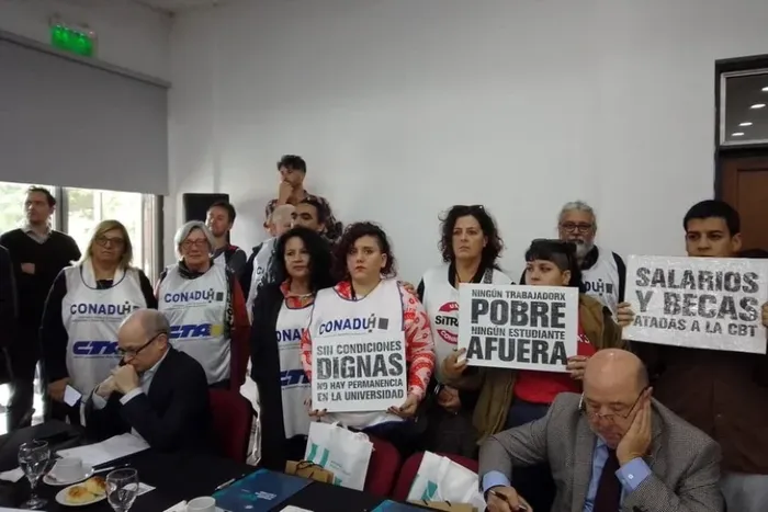 En el Plenario hubo reclamos salariales de docentes y estudiantes.