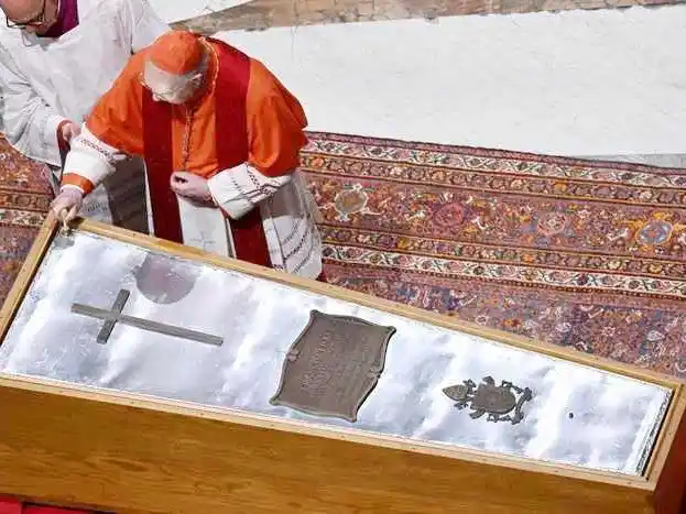 Sellaron el ataúd del papa tras la despedida
de 250.000 personas y empieza el funeral