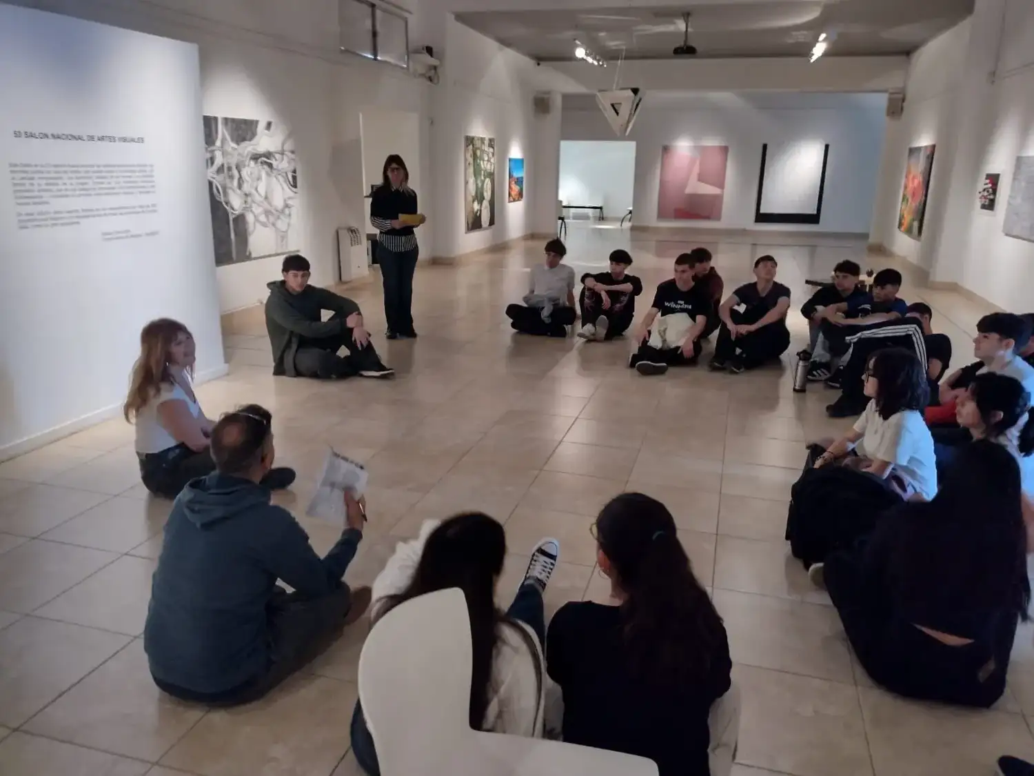 Estudiantes de la Secundaria 18, reunidos a filosofar sobre estética en el Mumbat.